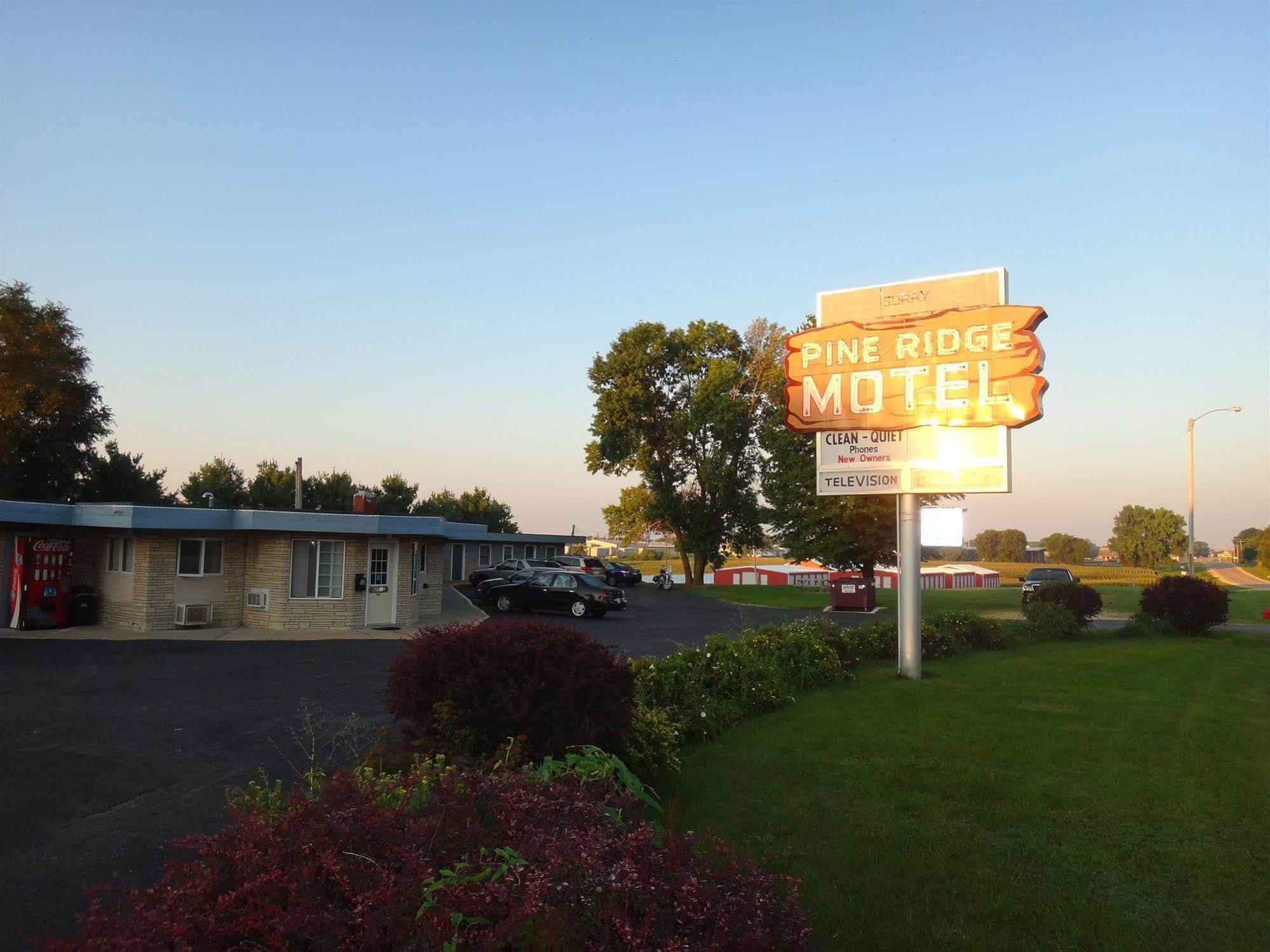 Pine Ridge Motel Dodgeville Dış mekan fotoğraf